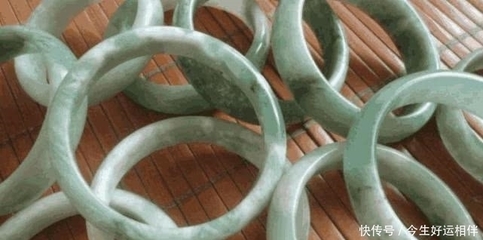 大街上擺攤賣(mài)的10元手鐲都是從哪來(lái)的? 說(shuō)出來(lái)你不相信